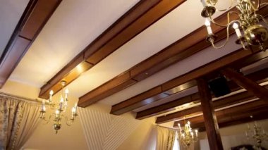 Bir restoranda güzel bir avize. Aynı zamanda şık bir barın ya da oturma odasının içi de olabilir..