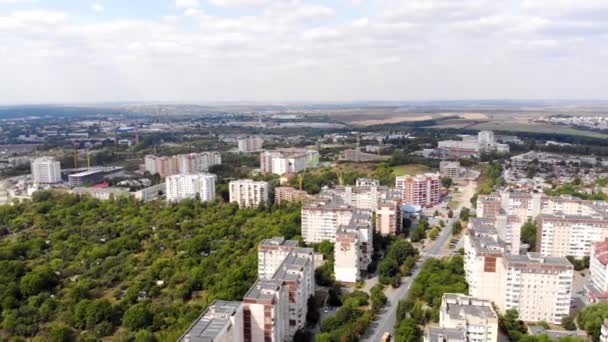 Flygfotografering av staden från quadrocoptern. Stadens panorama på sommaren. — Stockvideo