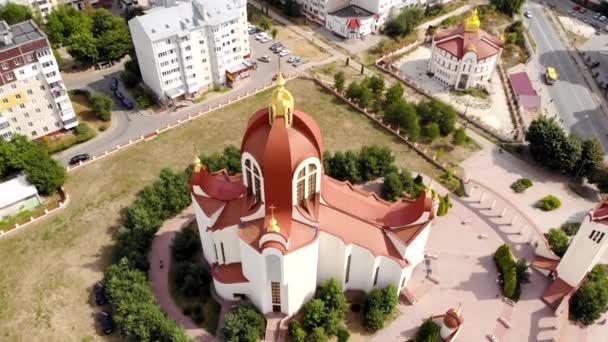 Fotografía aérea, Arquitectura religiosa moderna. Catedral católica griega de San Pedro Apóstol en el estilo original . — Vídeo de stock