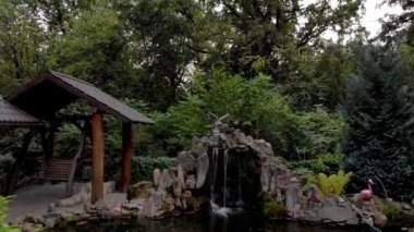 Balıklı dekoratif çeşme. Nooning. Yaz. Restoran.