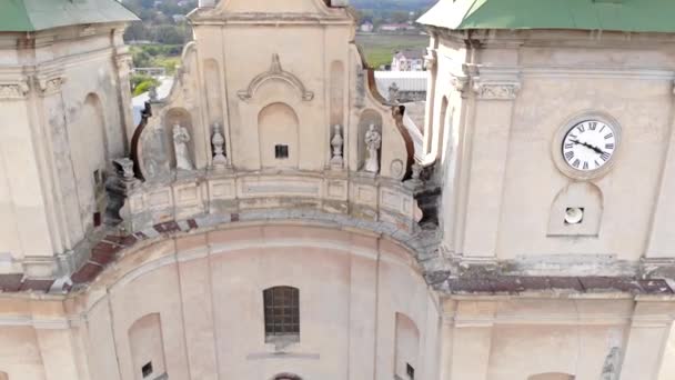 Fotografía aérea, arquitectura religiosa antigua. Iglesia Católica Romana de San Antonio en el estilo original. E 4K . — Vídeos de Stock