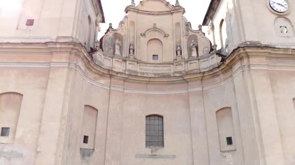 Luftaufnahmen, alte religiöse Architektur. Römisch-katholische Kirche St. Antonius im ursprünglichen Stil. E 4K. — Stockvideo