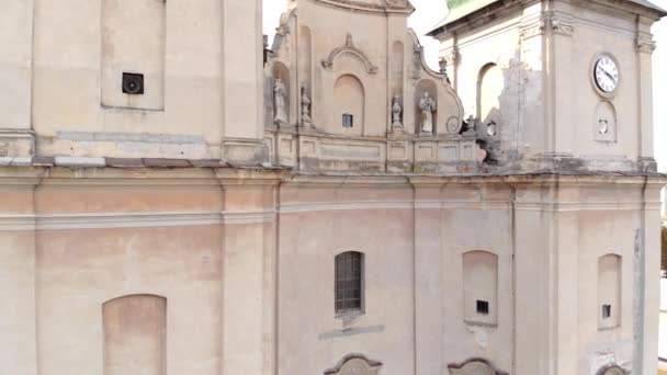 Flygfoto, antik religiös arkitektur. Romersk-katolska kyrkan St Anthony i ursprunglig stil. E 4K. — Stockvideo