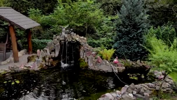 Fuente decorativa con peces. Nooning. Verano. Restaurante . — Vídeo de stock