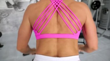 Genç bir kadın spor makinesinde arabasıyla geziyor..