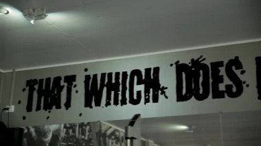Seni öldürmeyen bir spor kulübünün duvarına kazınmış yazı.