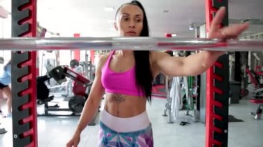 Genç bir kadın halterin yanına yaklaşır ve onu spor salonunda yakalar...