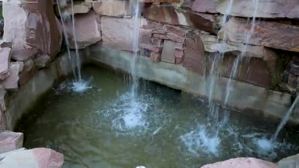 Декоративный речной каменный фонтан с освещением. — стоковое видео