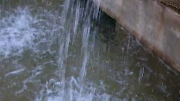 Dekorativer Flusssteinbrunnen mit Beleuchtung. — Stockvideo