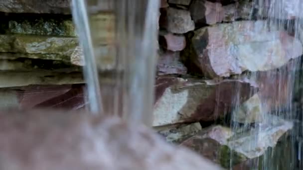 Dekorativer Flusssteinbrunnen mit Beleuchtung. — Stockvideo