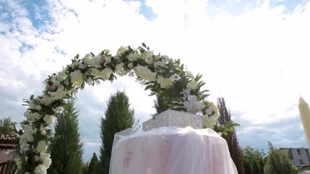 Ceremonie de nunta in afara restaurantului cu flori — Videoclip de stoc