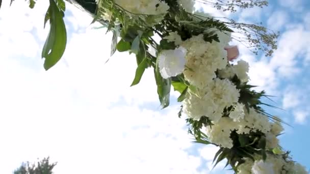 Весільна церемонія біля ресторану з квітами — стокове відео