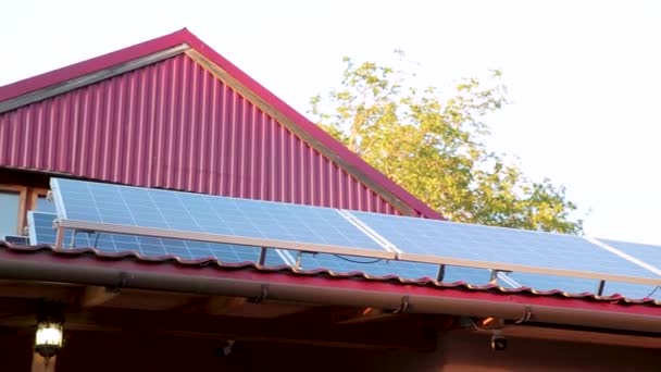Ηλιακοί συλλέκτες σε μια στέγη σπιτιού — Αρχείο Βίντεο