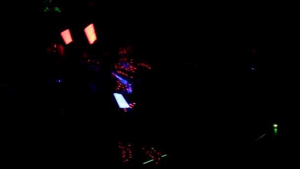 Lézerbemutató, táncosok jelmezben LED lámpákkal. — Stock videók
