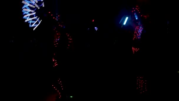 Laser show, dançarinos em trajes com lâmpadas LED. — Vídeo de Stock