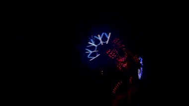 Lazer gösterisi, LED lambalı kostümlü dansçılar.