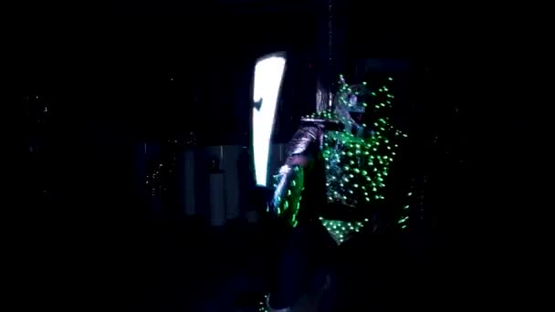 Lazer gösterisi, LED lambalı kostümlü dansçılar. — Stok video
