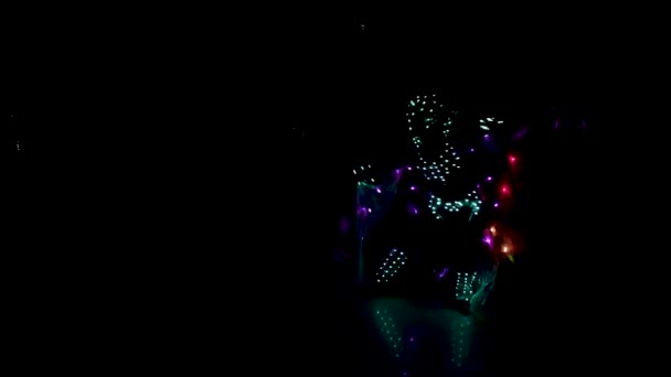 Laser show, dançarinos em trajes com lâmpadas LED. — Vídeo de Stock
