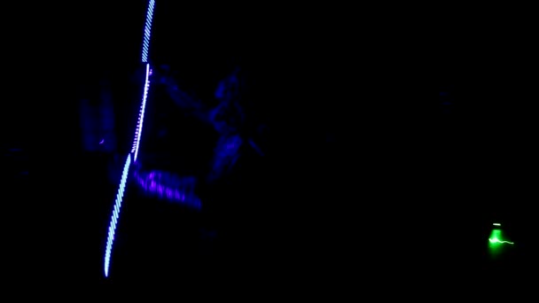 Laserová show, tanečnice v kostýmech s LED lampami. — Stock video