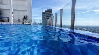 Filipinler 'in Manila Makati bölgesindeki havuz manzaralı güneşli gün mavi havuz suyu tatili tatili Asya