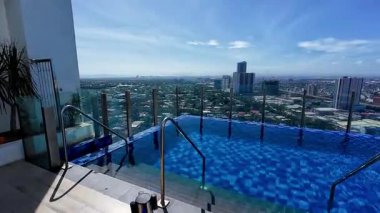 Filipinler 'in Manila Makati bölgesindeki havuz manzaralı güneşli gün mavi havuz suyu tatili tatili Asya