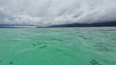 Mantique Adası üzerinde hava aracı manzarası, yemyeşil orman yeşili yaprakları ve mavi kristal berrak denizleri olan tropikal küçük kum barı, şnorkelle yüzen seyahat yerleri, sinematik Asya Filipinleri 