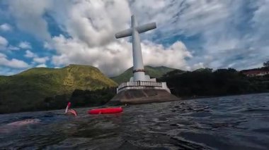 Güzel tropikal resif balığı ve mercan manzarası, Mercan Üçgeni 'nde berrak mavi sular ve biyolojik çeşitlilik, Filipinler Asya' nın seyahat ettiği vahşi yaşam. 