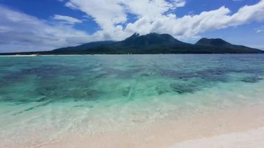 Mavi manzaralı berrak tropikal sular ve volkanik ada, dağlık bölge, Camiguin Adası Filipinler Asya, Beyaz Ada mercan kumsalı 