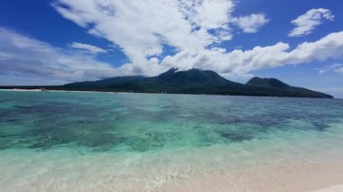 Mavi manzaralı berrak tropikal sular ve volkanik ada, dağlık bölge, Camiguin Adası Filipinler Asya, Beyaz Ada mercan kumsalı 