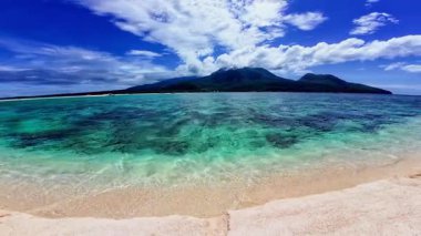 Mavi manzaralı berrak tropikal sular ve volkanik ada, dağlık bölge, Camiguin Adası Filipinler Asya, Beyaz Ada mercan kumsalı 