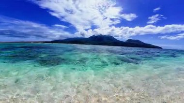 Mavi manzaralı berrak tropikal sular ve volkanik ada, dağlık bölge, Camiguin Adası Filipinler Asya, Beyaz Ada mercan kumsalı 