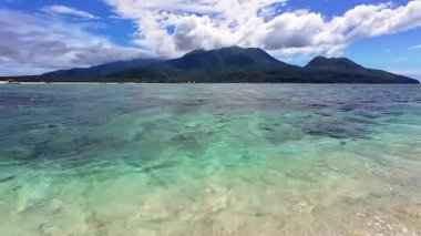 Mavi manzaralı berrak tropikal sular ve volkanik ada, dağlık bölge, Camiguin Adası Filipinler Asya, Beyaz Ada mercan kumsalı 