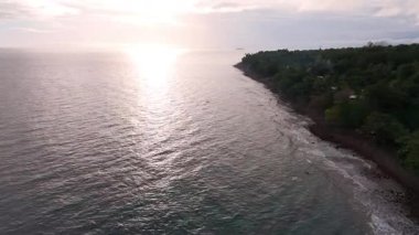 Çarpıcı tropikal yeşil yağmur ormanları ve berrak mavi okyanusun insansız hava aracı görüntüsü Camiguin Adası Filipinler 'e vuran dalgalar tatil için Asya' ya seyahat ediyor.  