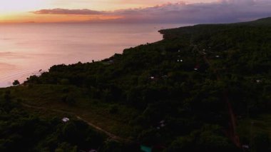 Siquijor Adası üzerinde, Asya 'da Denizi Aşan Turuncu Magenta Kırmızı Tonları ile Güneşli Hava Aracı Manzarası Seyahat Hedefi