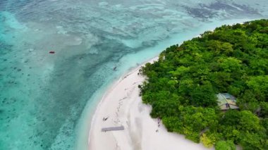 Mantique Adası üzerinde hava aracı manzarası, yemyeşil orman yeşili yaprakları ve mavi kristal berrak denizleri olan tropikal küçük kum barı, şnorkelle yüzen seyahat yerleri, sinematik Asya Filipinleri 