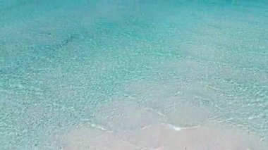 Beyaz Ada 'nın insansız hava aracı görüntüsü, Filipinler' deki tropikal mavi sularla çevrili küçük kumsalda Camiguin turizmiyle seyahat ediyor. 