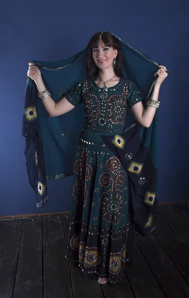Mladá Žena Indickém Rádžastánu Oblečení Stojí Pozadí Tmavě Modré Zdi — Stock fotografie