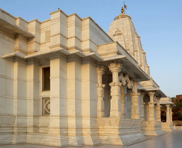 Pohled na stranu veřejného hinduistického chrámu Lakšmi Narayana (Birla Mandir) v Jaipuru v Rádžasthan. Indie. — Stock fotografie