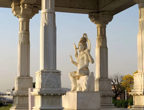 Statua in marmo di Lord Shiva sotto un baldacchino vicino al Tempio Lakshmi Narayana a Jaipur, India . — Foto Stock