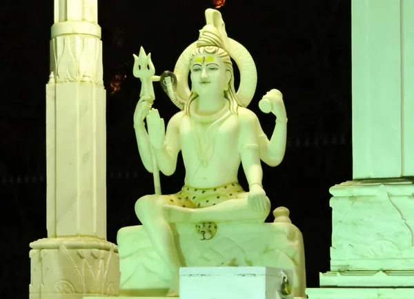 Statua in marmo di Shiva nell'illuminazione notturna vicino al Tempio di Laxmi Narayan (Birla Mandir) a Jaipur. Rajasthan, India . — Foto Stock