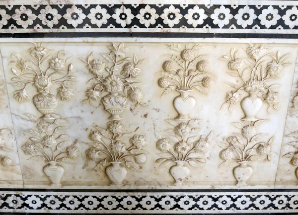 Часть мраморной стены с резьбой в виде ваз с цветами в одном из залов древнего дворца Шиш-Махал, 17 век, в старой янтарной крепости, Джайпур, Индия — стоковое фото