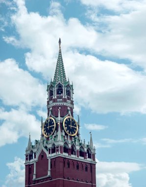 Moskova Kremlin'in Spasskaya kulesi gökyüzüne karşı saat-çan ile. Moskova, Rusya Federasyonu.