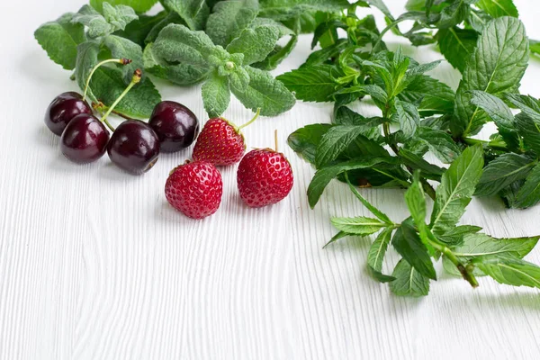 Cerezas Vinosas Fresas Rojas Con Mezcla Hierbas Verdes Menta Fresca — Foto de Stock