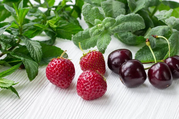 Weinig Kirschen Rote Erdbeeren Mit Grüner Kräutermischung Aus Frischer Minze — Stockfoto