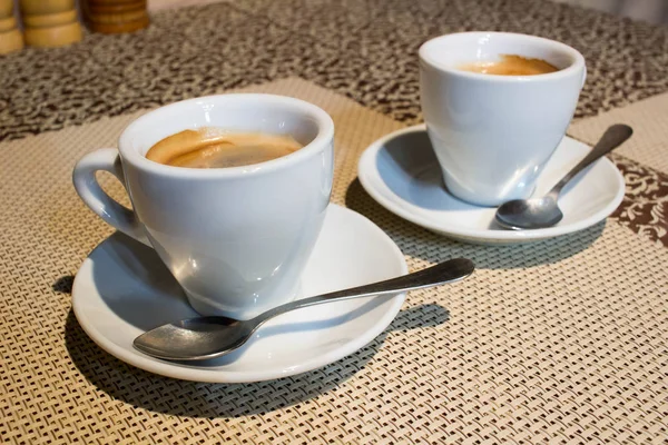 Zusammensetzung Von Zwei Tassen Kaffee Auf Weißen Serviertellern Mit Kleinen — Stockfoto