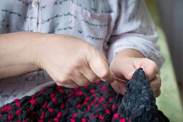 Närbild Äldre Dam Gör Sömnad Hand Arbete Med Nål Och — Stockfoto