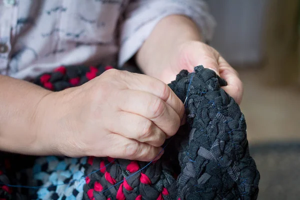 Primer Plano Señora Anciana Haciendo Costura Trabajo Mano Con Aguja — Foto de Stock