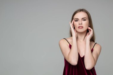 Duygular gösterilen koyu kırmızı elbiseli Genç modeli uzun saçlı sarışın kız poz portresi