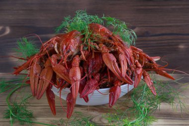 Pençeleri ve rezene ahşap arka plan üzerinde kırmızı haşlanmış crayfishes tabak