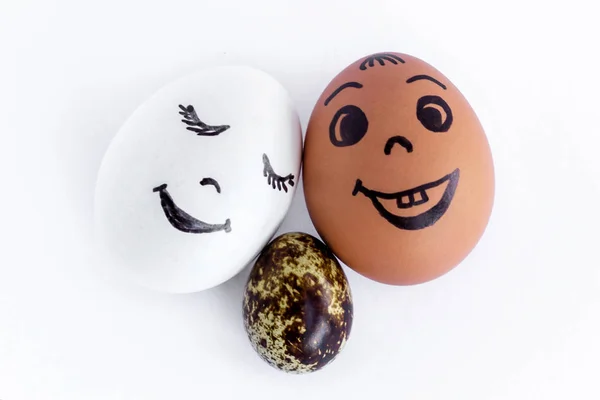 Huevos Divertidos Imitando Una Familia Mixta Feliz Con Bebé Versicolor — Foto de Stock